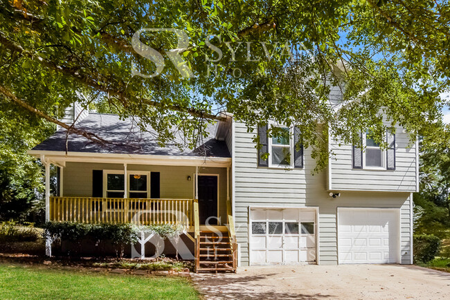 Building Photo - This charming home is waiting for you