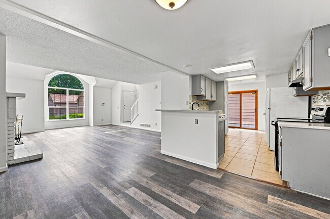 Foto del edificio - $2,395.95 - 2 Bed, 2.5 Bath Garden Unit in Aurora with Central AC and In Unit Laundry!