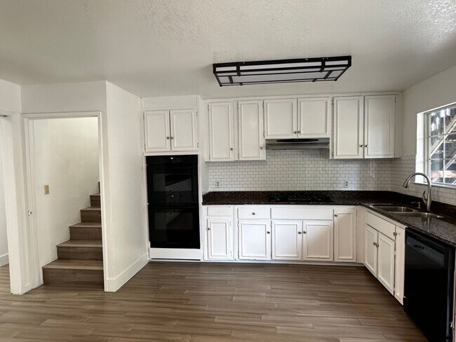 Building Photo - Large and Spacious Home in a Desirable Pal...