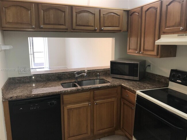 Building Photo - 6796 Palmetto Cir S