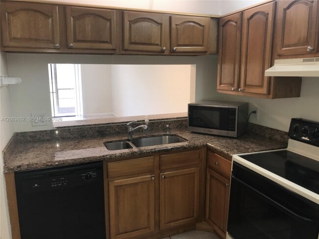 Building Photo - 6796 Palmetto Cir S