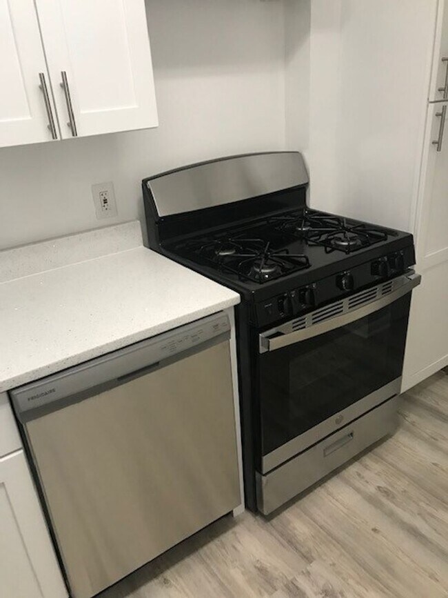 Foto del edificio - Renovated 1 Bedroom At The West Spring! UTILITIES AND PARKING INCLUDED!