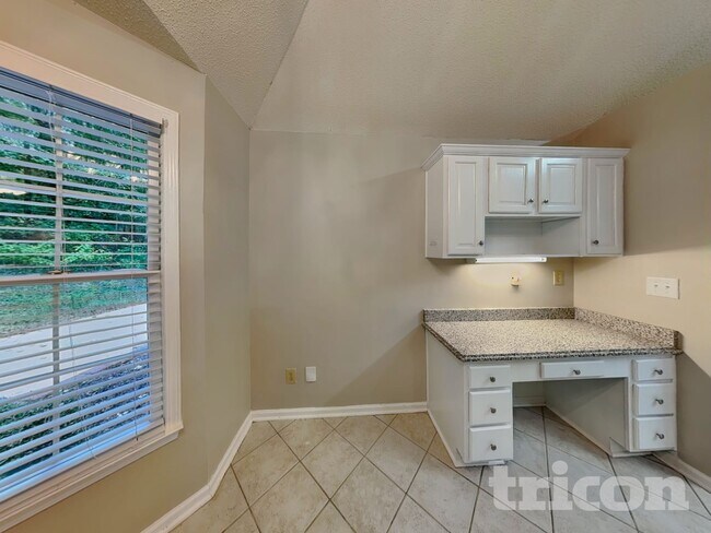 Foto del edificio - 190 Longwood Dr