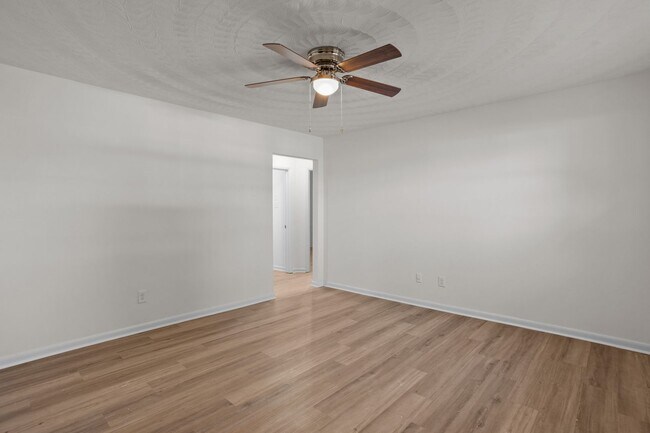 Foto del edificio - 2000 Flower Ln