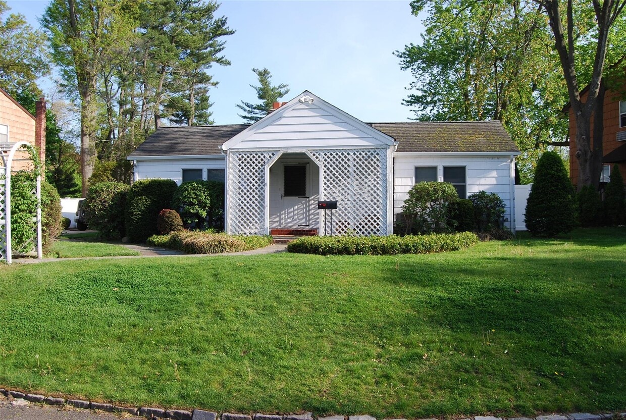 Primary Photo - 11 Alex Ln