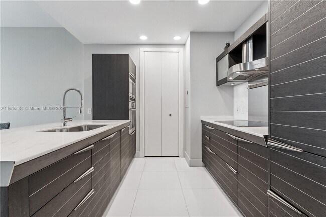 Building Photo - 200 Biscayne Blvd Way