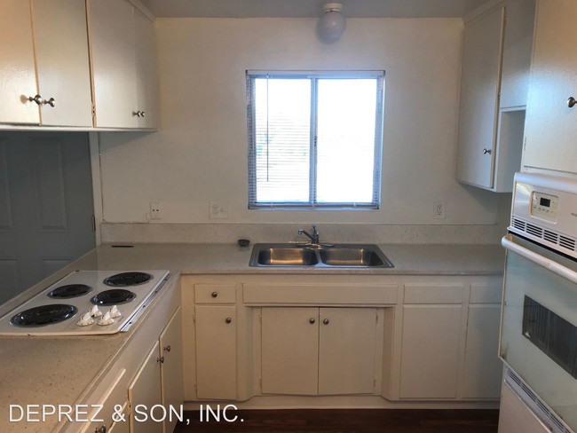 Building Photo - 4640 Olivewood Ave