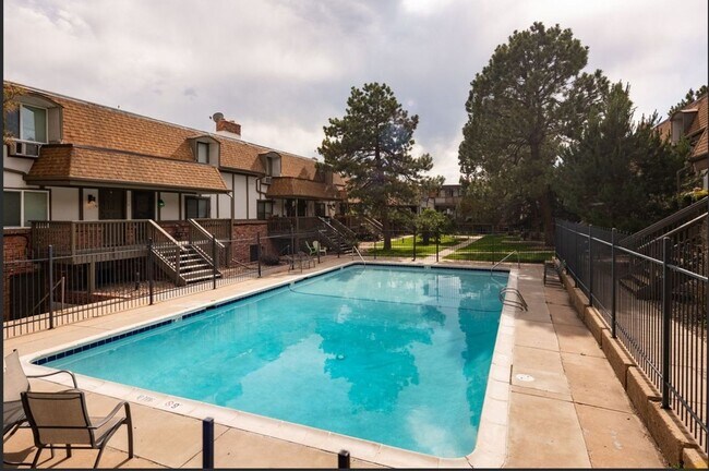 Foto del edificio - 2700 S Holly St