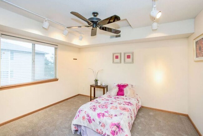 Building Photo - 20 Zeller Ct