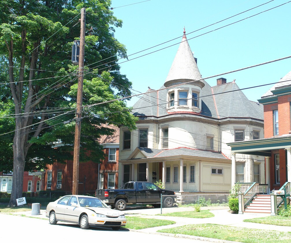 Building Photo - 556 W 8th St