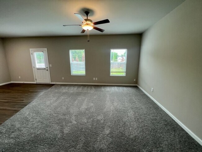 Building Photo - 4 Bedroom Home, 2 Miles from MTSU!