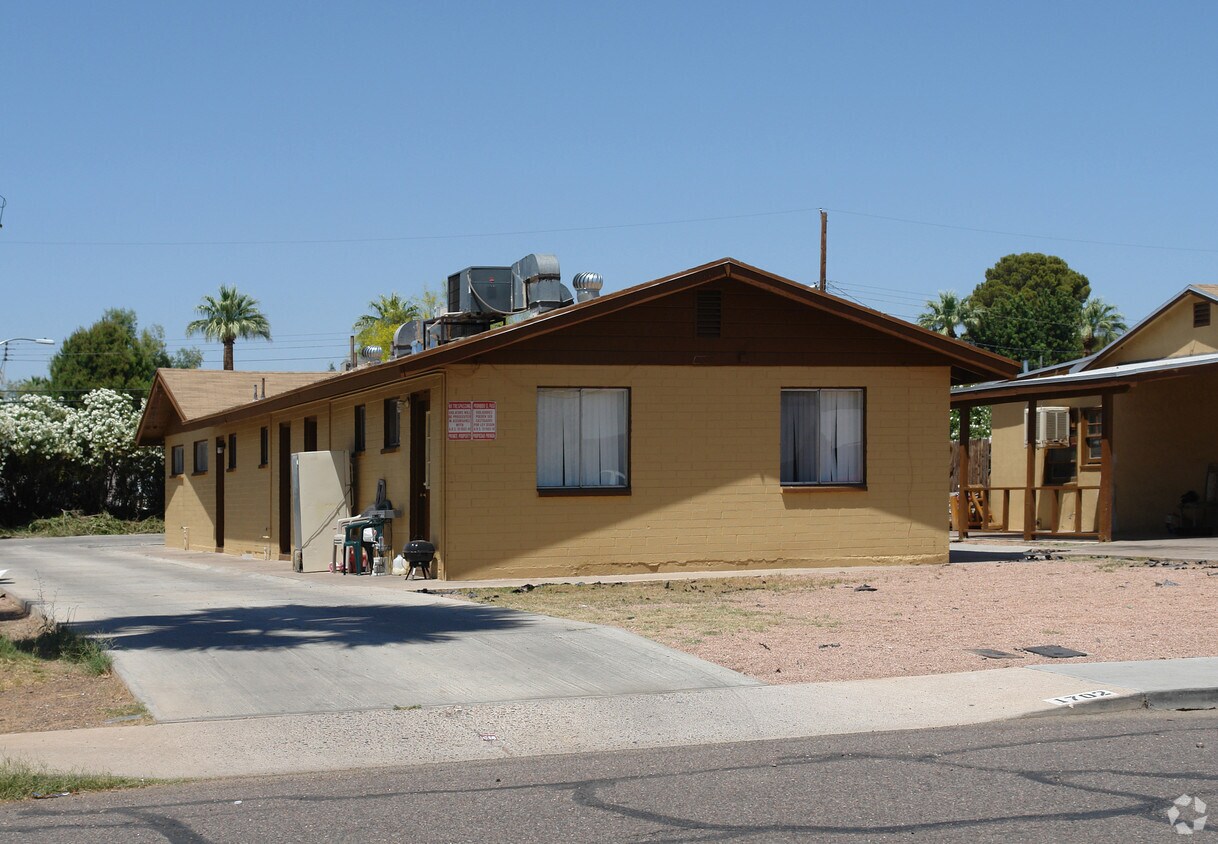 Foto del edificio - 1702 E Cheery Lynn Rd