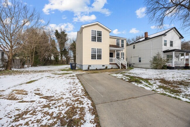 Foto del edificio - Portsmouth/5 bed 2 bath/Ready for quick move in!!