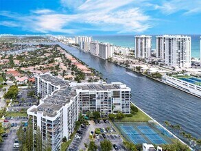 Building Photo - 1000 Parkview Dr