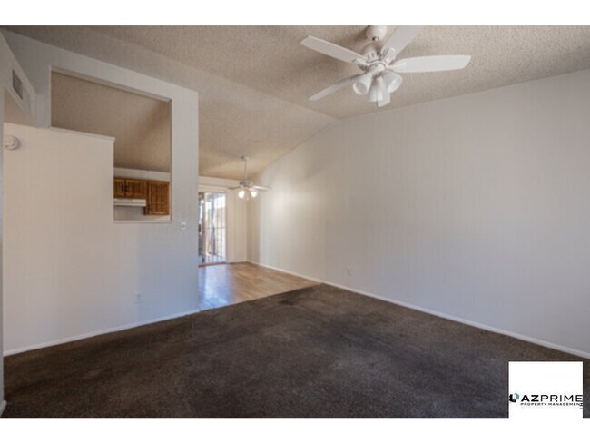 Foto del edificio - Discover Comfort in This Charming 2/1 Phoe...
