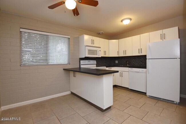 Building Photo - 2503 E Clarendon Ave