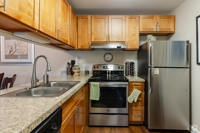 2BR, 1BA - Kitchen - The Ponds on Plum Grove