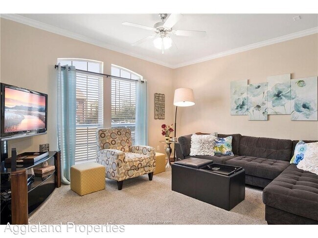 Building Photo - 4 br, 4.5 bath House - 305 Holleman Dr E #...