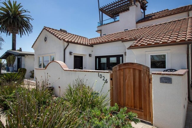 Building Photo - Prestigious Ocean View Retreat – Fully Rem...