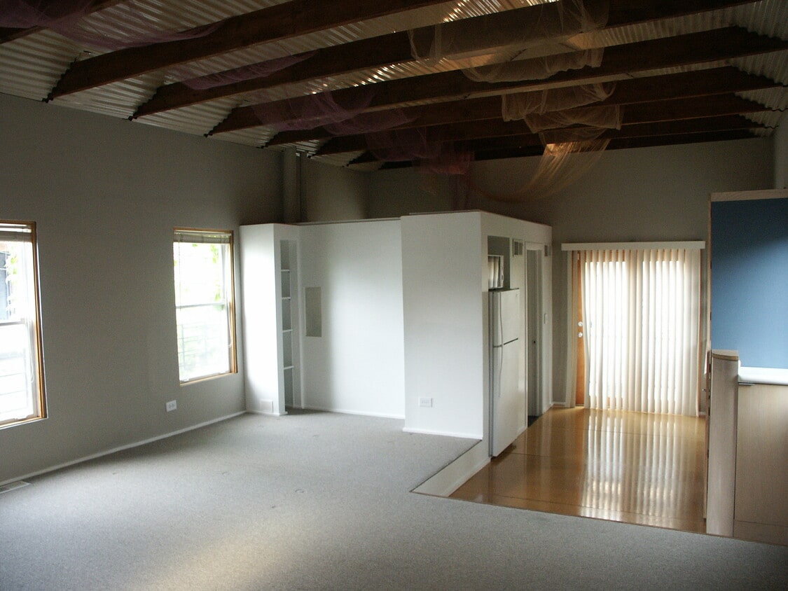 View towards bathroom - 2622 N Burling St