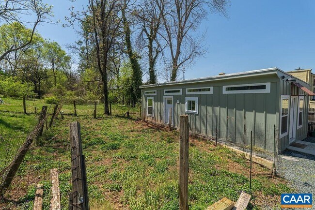 Foto del edificio - 1403 Burgess Ln