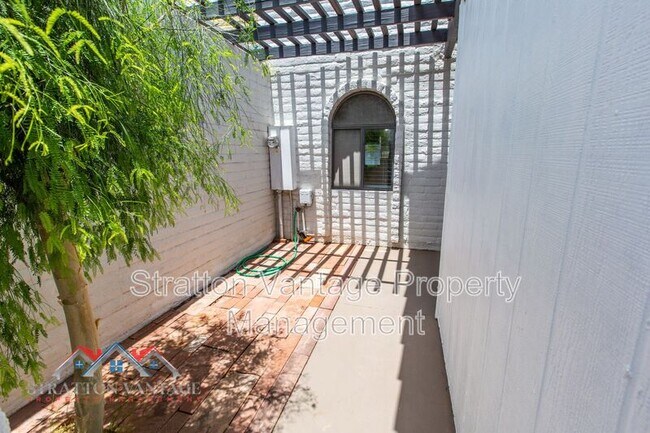 Building Photo - 2638 E Roma Ave