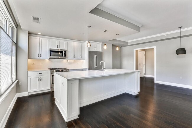 Building Photo - Gorgeous 2/2 with luxurious Lobby Level Condo in Hampden Row