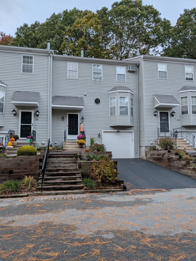 Building Photo - 565 Quaker Ln