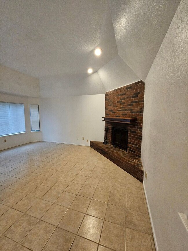 Foto del edificio - PRELEASING for July 2026! (3) Bed+Converte...