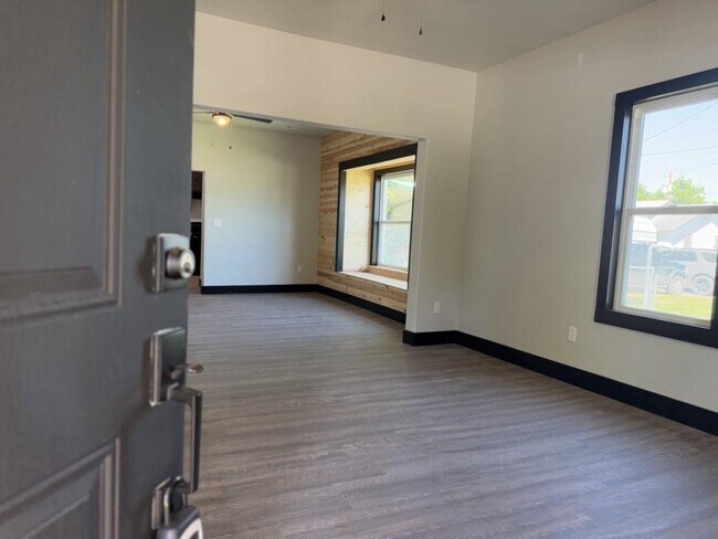 Foto del edificio - 618 E Gentry Ave