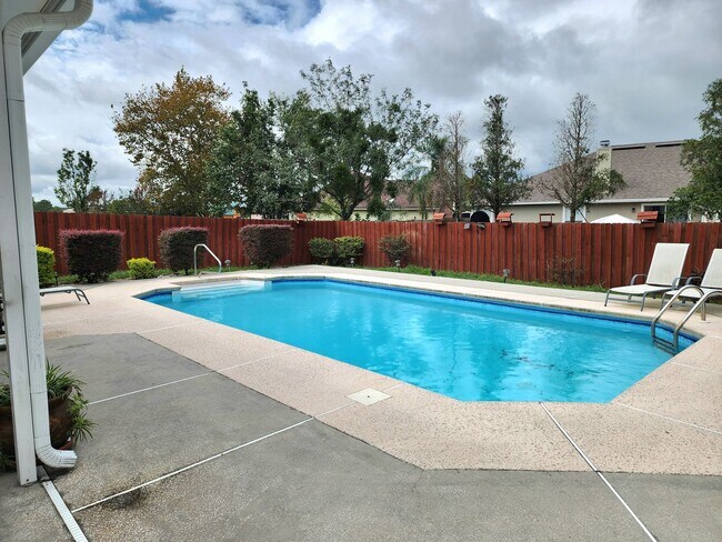 Foto del edificio - 4 Bedroom 2.5 Bath with in ground pool located in Lake Asbury