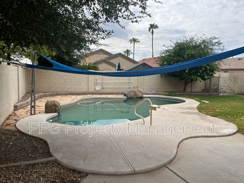 Foto del edificio - 15531 W Port Royale Ln