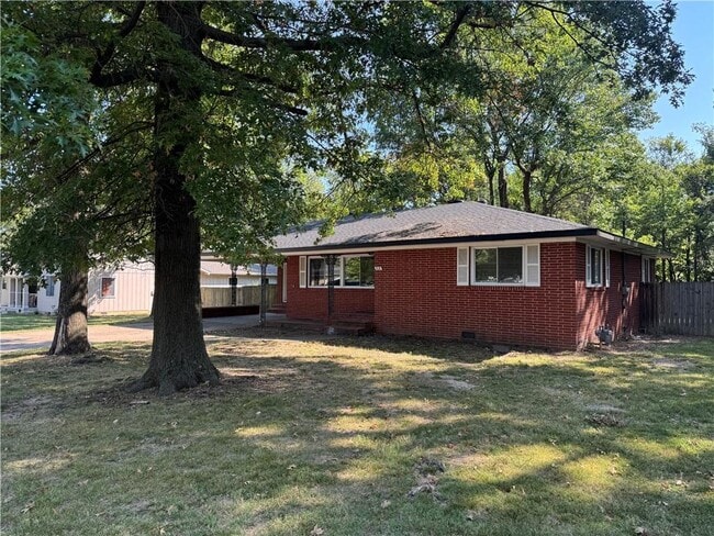 Building Photo - 713 Maple Dr