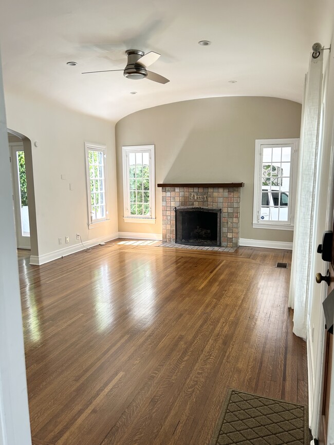 Building Photo - 345 S Swall Dr
