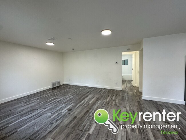 Building Photo - Fully Renovated 4-Bedroom Home with in Lak...