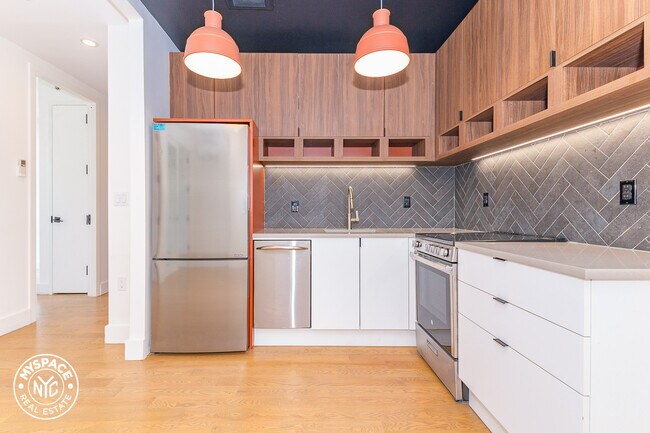 Building Photo - 824 Lexington Ave