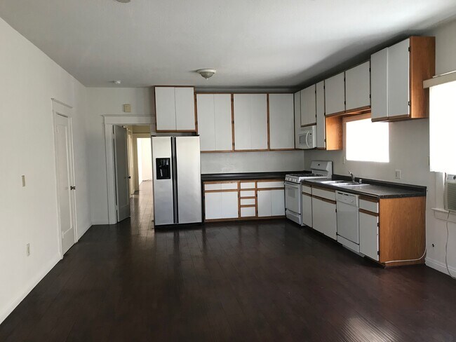 Building Photo - 832 S Catalina St