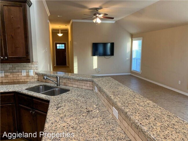 Building Photo - 4 br, 3 bath House - 3528 Davidson