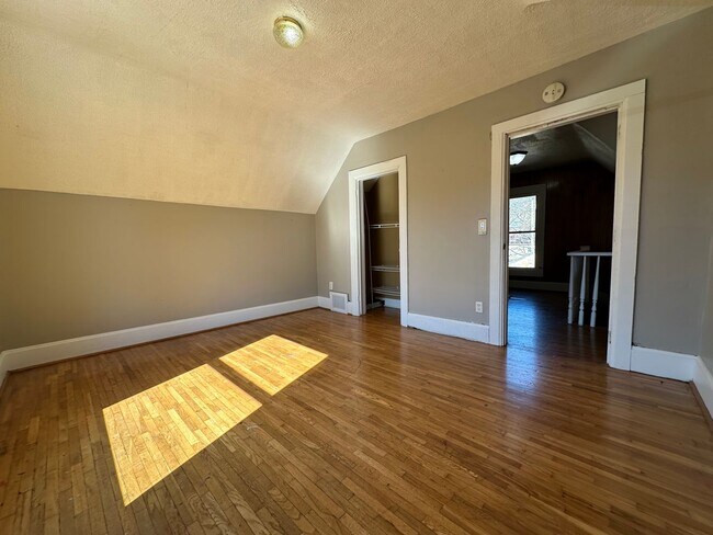Building Photo - 3 bed, 1 bath home for rent in Waterloo av...