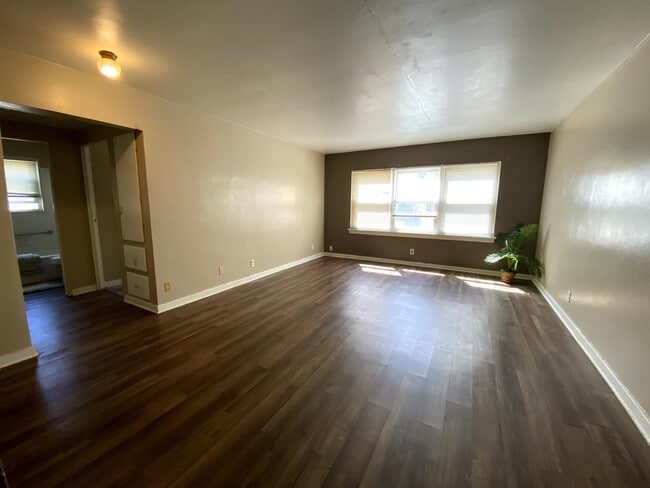 Building Photo - 209 Parkview Blvd