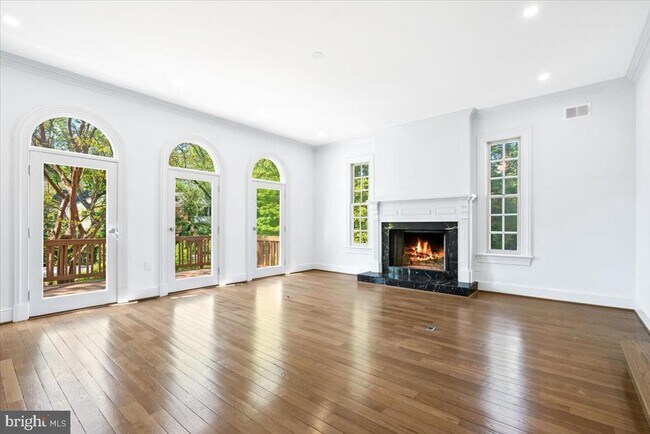 Foto del edificio - 1626 Foxhall Rd NW