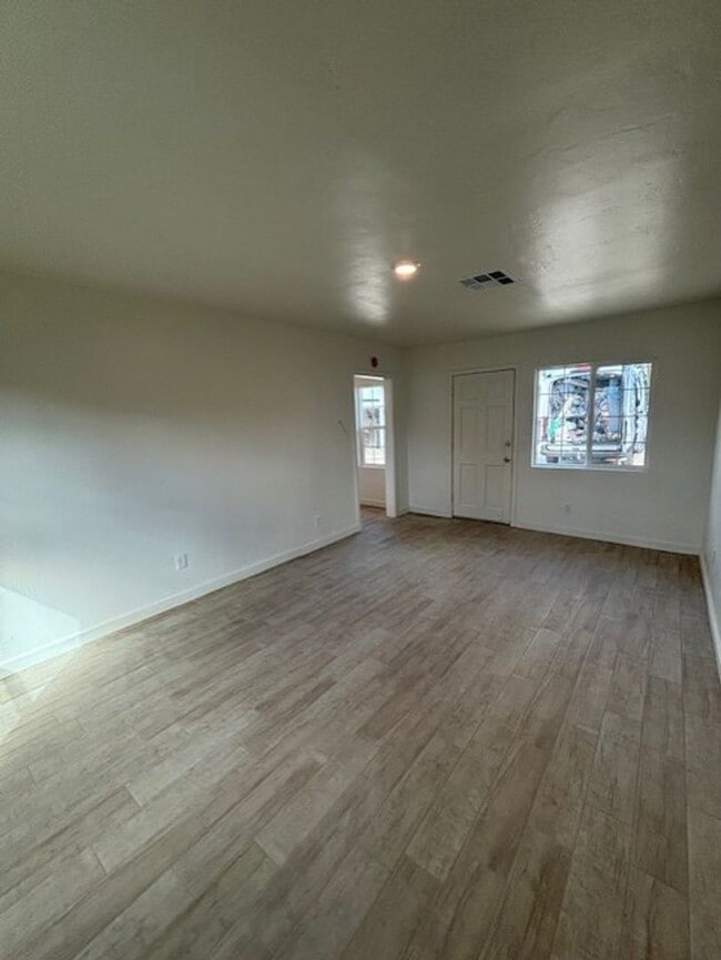 Building Photo - 1305-1305 1/2 Washington Ave