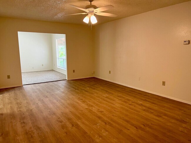 Building Photo - Charming 3/2 in Pipers Meadow *NO HOA* Mov...