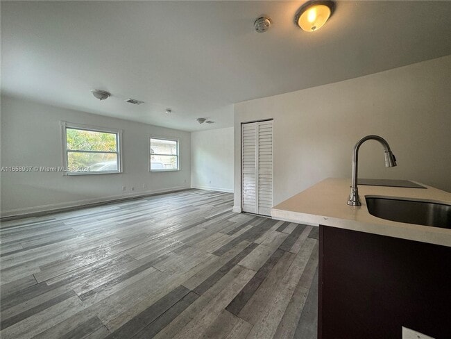 Foto del edificio - 56 NW 60th St