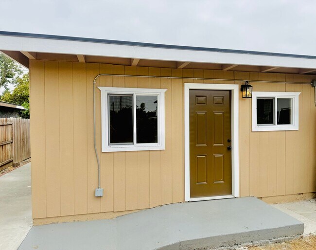 Building Photo - 2 Units Property