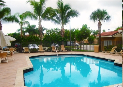 Magnífica piscina con terraza amplia - Lakeside Commons Apartments