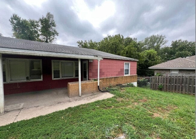 Building Photo - Freshly Updated 2-Bedroom Duplex with One-...
