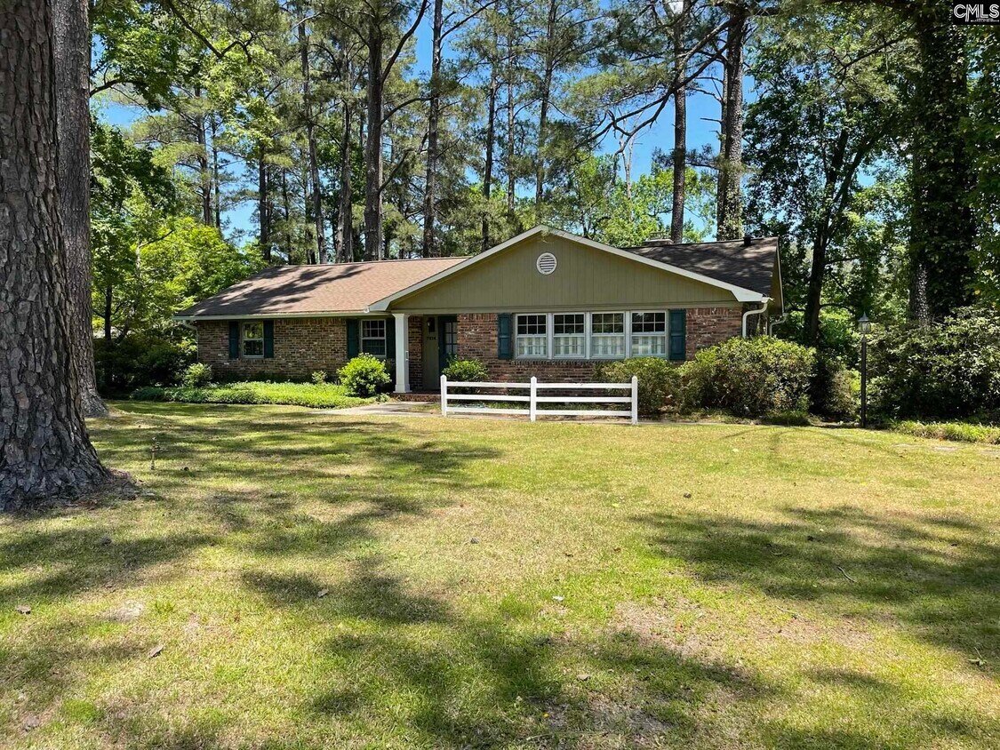 Foto principal - 7614 Edgewater Dr