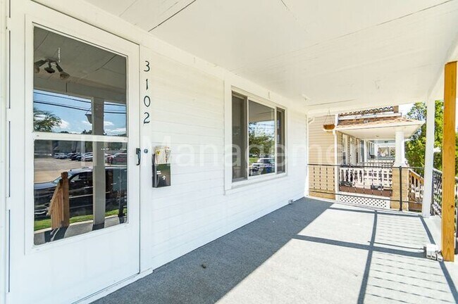 Building Photo - Spacious and Bright 2BD DOWN in Old Brooklyn!