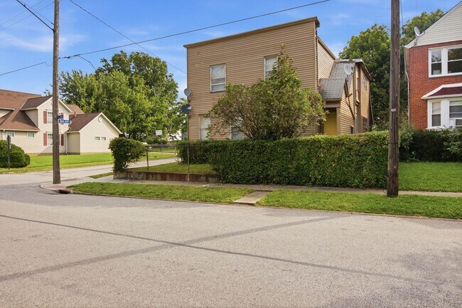 Building Photo - 689 Midland Ave